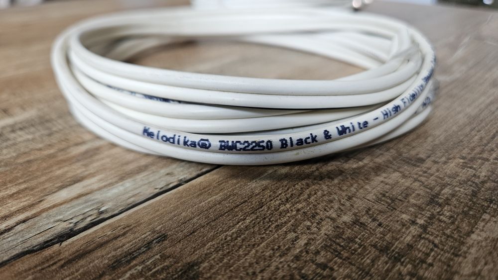 Melodika Black & White BWC2250 - Kable głośnikowe , miedź klasy OFC 4N  2x2,5mm2 , długość 2 x 2,4 m