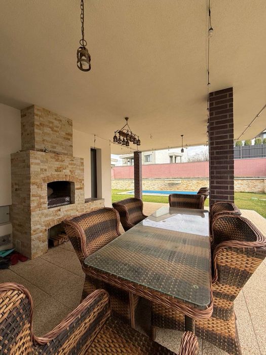 Продаж будинку з басейном та видом