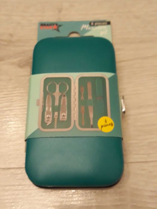Zestaw przyborów w ślicznym etui nowy
