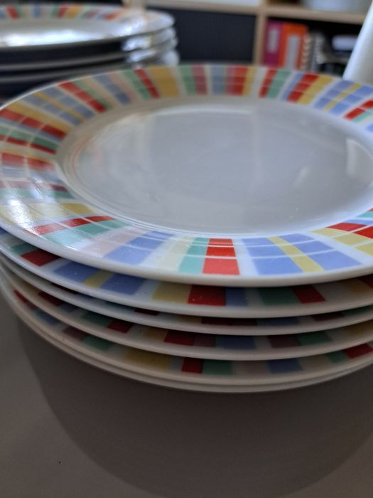 Conjunto de pratos às riscas