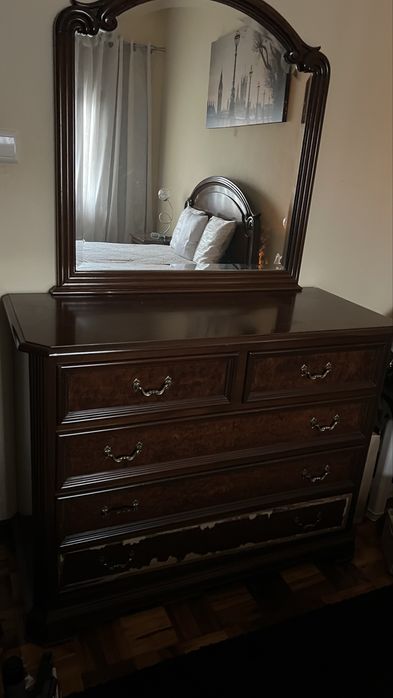 Quarto usado de madeira maciça