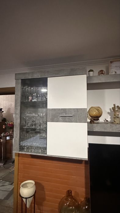 Móvel de TV c/2 Armários e 2 Prateleiras