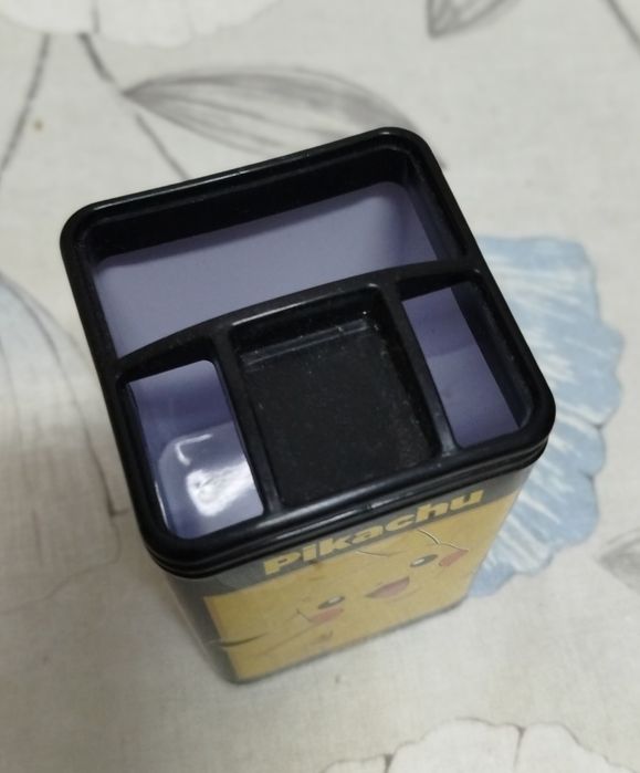 Porta lápis em lata + caneta Pokémon
