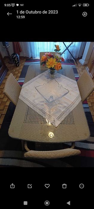 Vendo mesa de sala e 4 Cadeiras de vime