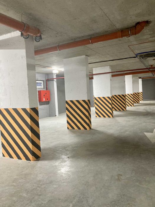 Паркомісце в підземному паркінгу із зарядкою для електроавтомобілів