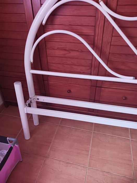 Cama de metal branco e dourado