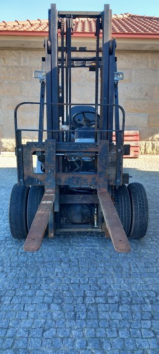Empilhador Nissan 2.5t