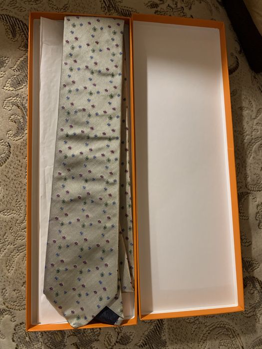 Krawat Hermes jedwabny w pudelku