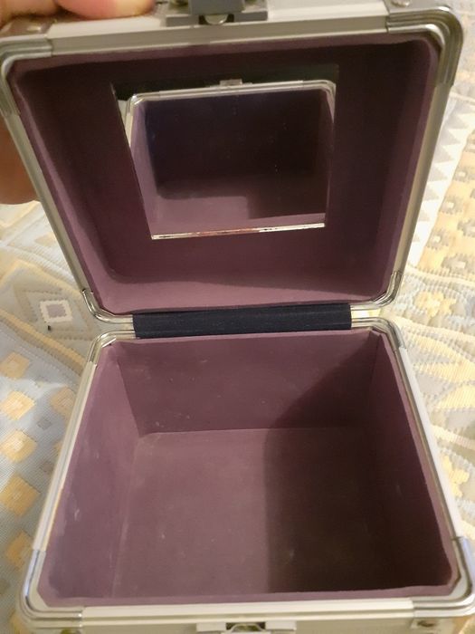 Szkatulka i stojaki na biżuterię