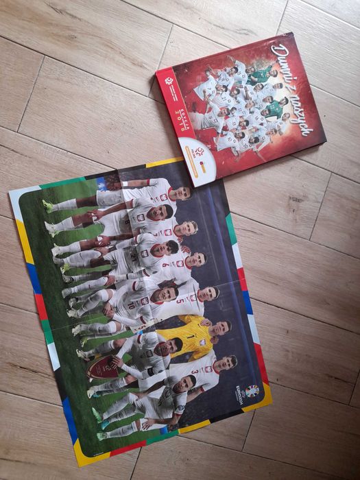 Katalog piłkarski z 2018 roku i dwustronny plakat z 2024 roku