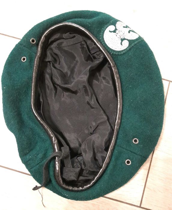 Zielony beret wojskowy