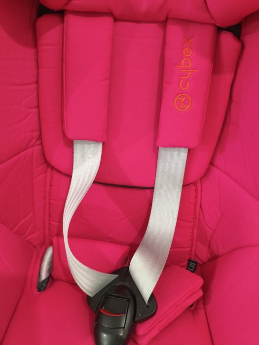 Fotelik samochodowy Cybex sirona z i-size wraz z bazą obrotową.