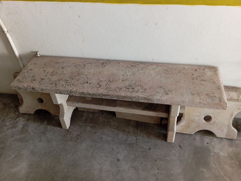 Banco de pedra rosa para jardim