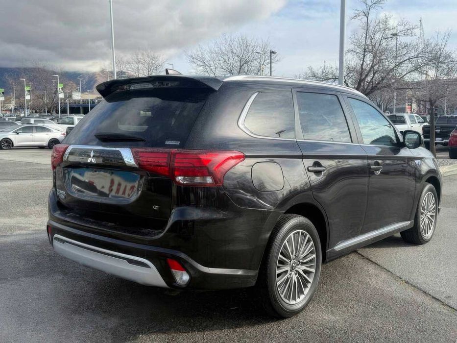 Mitsubishi Outlander Hybrid      2022