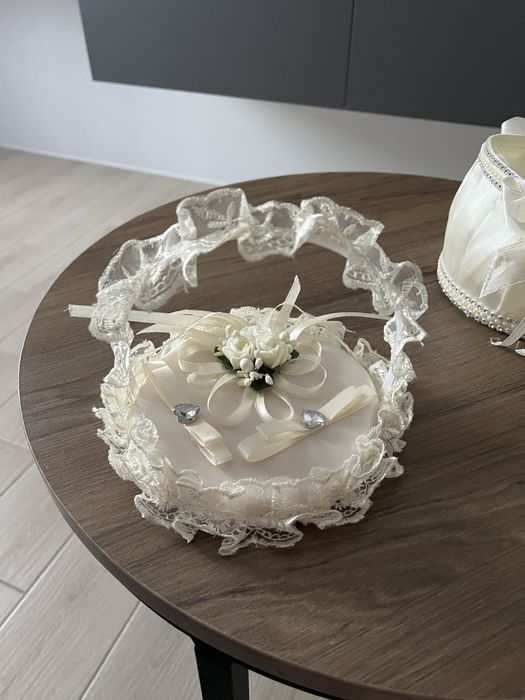 Весільна атрибутика набір кошик для цукерок підставка для обручок