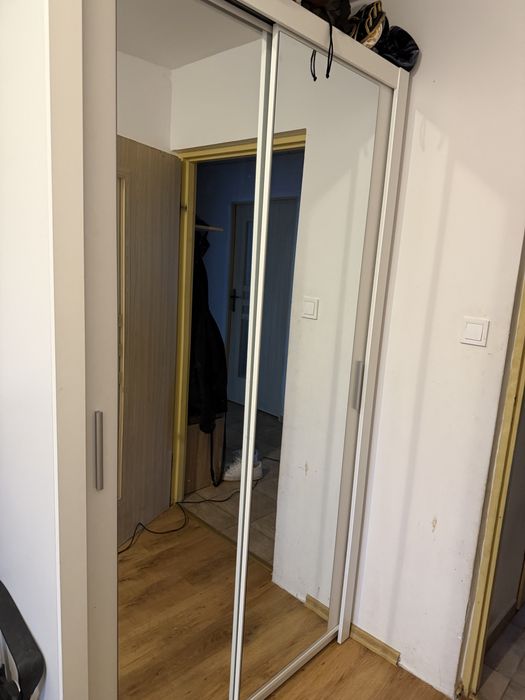 Biała szafa lustrzana