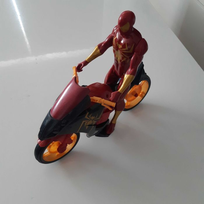 Hasbro Ultimate Spider-Man Iron Spider i motor Warszawa Włochy