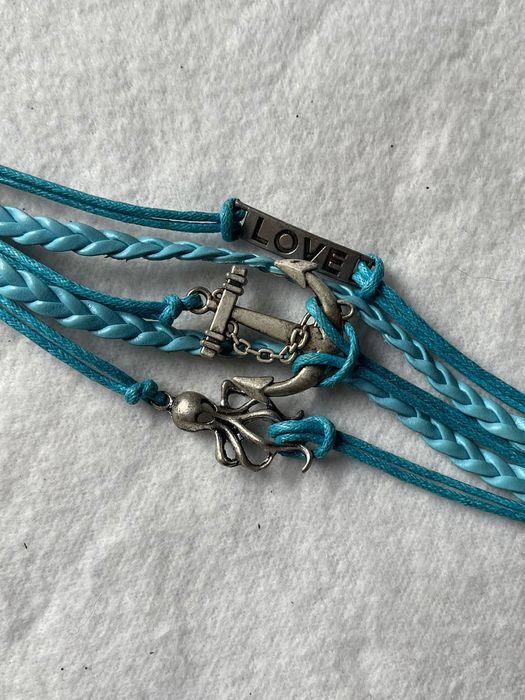 Niebieska bransoletka