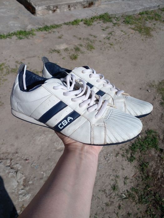 Кроссовки спортивные.