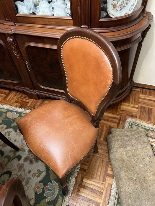 Conjunto de Sala de Jantar Clássico (Mesa, 8 Cadeiras e Armário Vitrine Vazio)