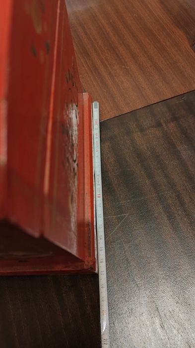 Caixa em madeira pintada à mão.