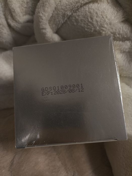 Przeciwzmarszczkowy krem ujędrniający Mercilen Seven Seed Powder Eggshell.