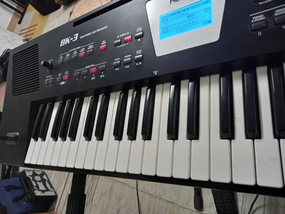 Roland BK3 teclado arranjador + pedal sustain + headphones