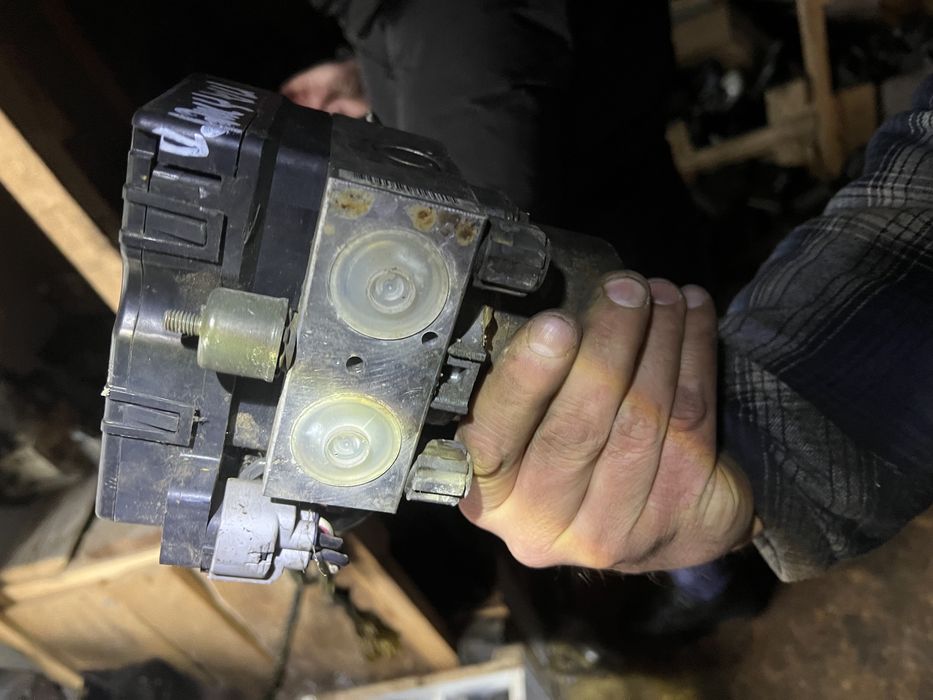 MR955425 Mitsubishi блок abs mitsubishi pajero sport