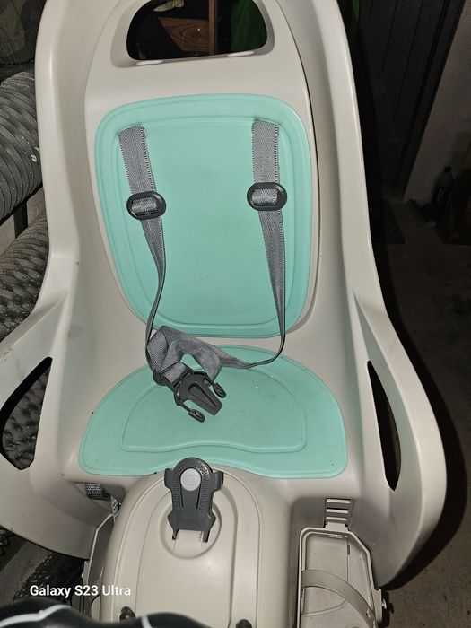 Fotelik rowerowy  Polisport  i dwa kaski