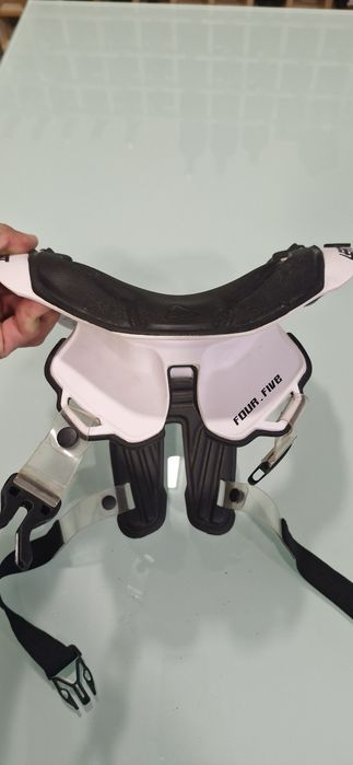 Proteção cervical (neck brace) Leatt 4.5
