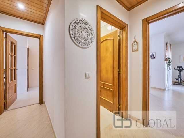 T3 Duplex com Suíte, Varanda e Parqueamento — Excelente Localização