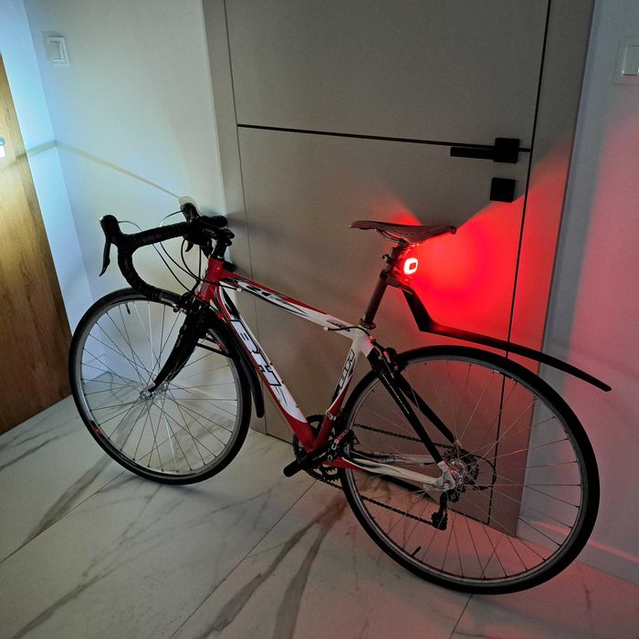 śliczny rower szosowy bh / rama 54 / po pełnym serwisie 500zł / shimano 105 / inteligentne światło tylne / przod, tyl widelec carbon