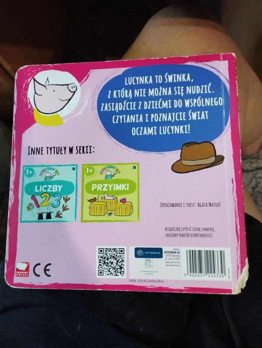 Książka lucynka poznaje świat garderoba