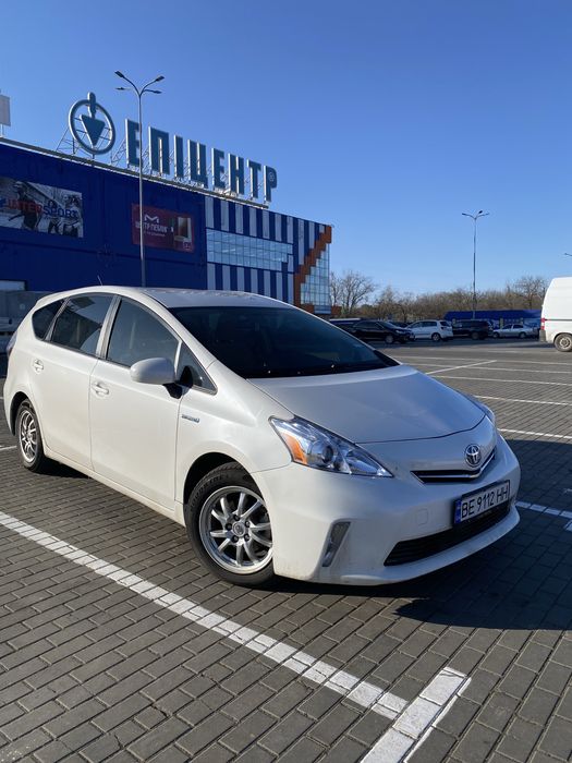 Продаж авто Toyota Prius V