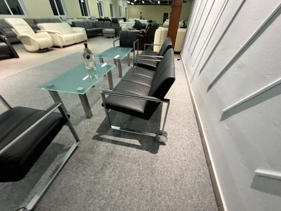 Офіс два крісла два дивани шкіряні два скляні столики