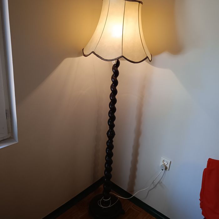 Lampa stojąca z abażurem, drewniana z czasów PRL