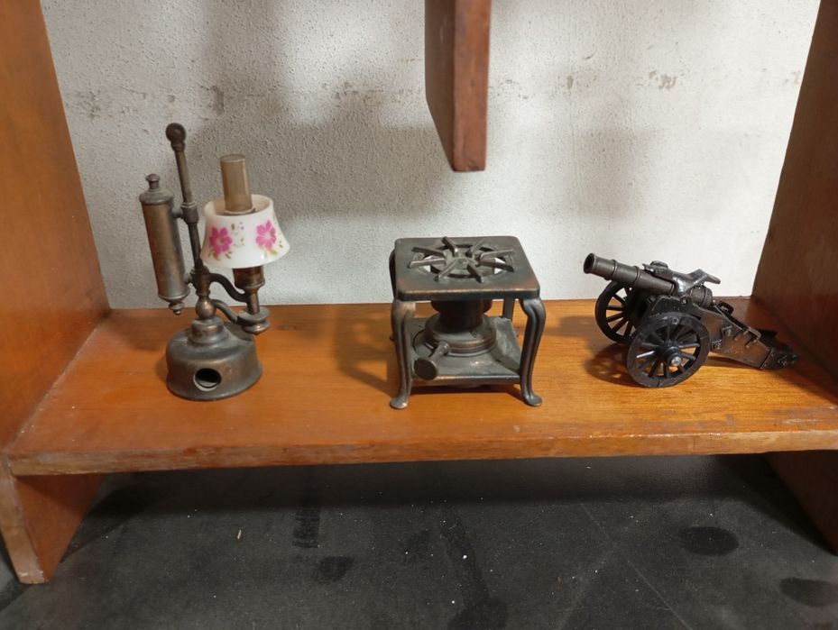 Vitrine prateleiras com coleção 10 miniaturas apara afia lápis antig