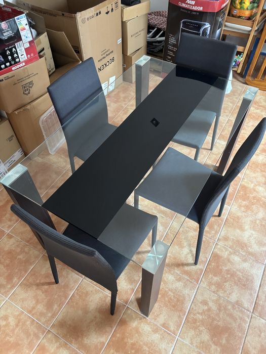 Mesa c/ tampo de vidro e 4 cadeiras