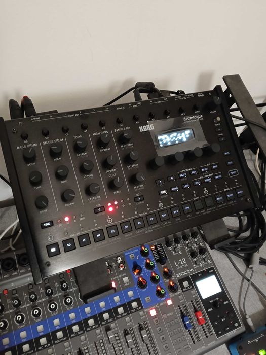 Korg Drumlogue drum machine analógica/híbrida nova