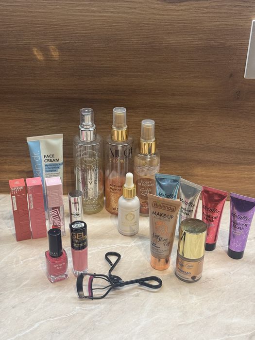 Zestaw kosmetykow do pielegnacji / kosmetykow / mgiełek