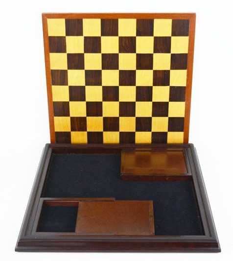 Tabuleiro de xadrez antigo em Pau Santo