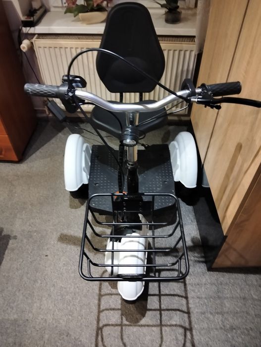 Hulajnoga terenowa Rydwan - 3 kołową z siedziskiem na dużych kołach . Hulajnoga w pełni sprawna . Akumulatory mocne i zdrowe . Szybkość do 25 km/h .