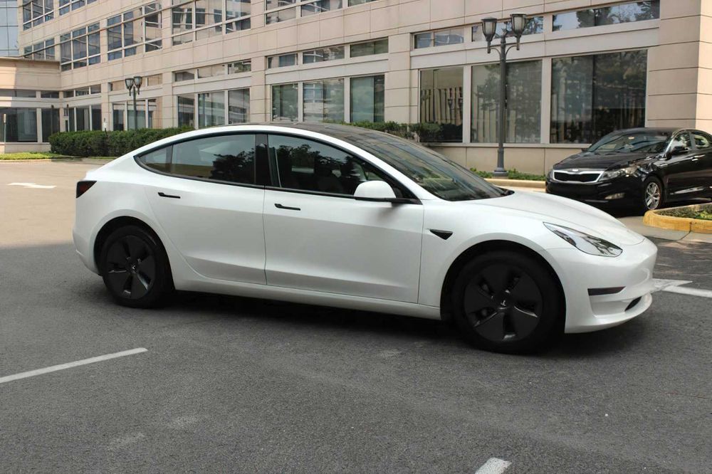 Tesla Model 3      2023