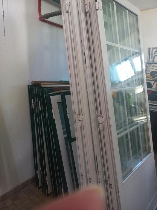 Lote de  janelas e portas  em excelente estado