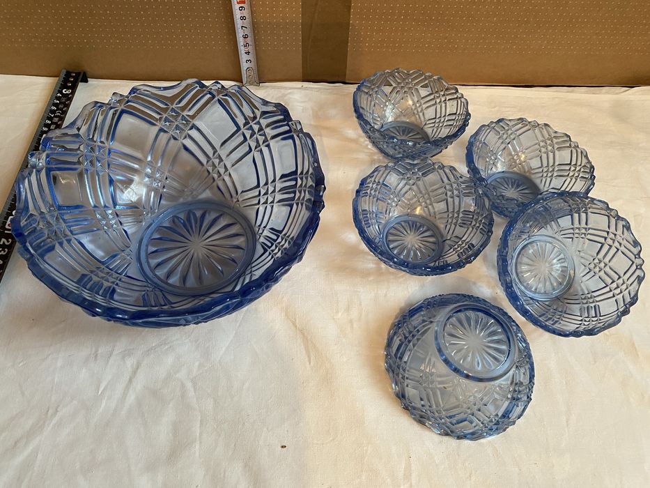 Niebieski zestaw mis i miseczek PRL szkło tłoczone