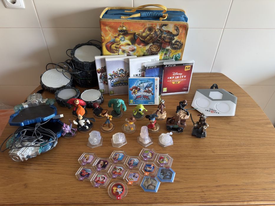 Coleção de Skylanders e Disney Infinity