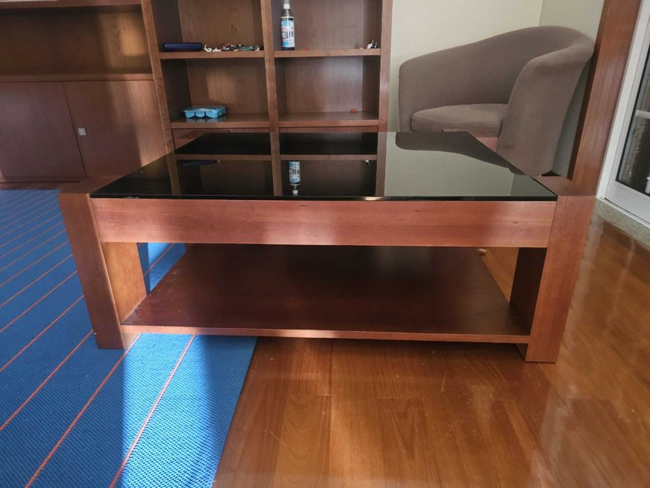 Mesa de centro madeira sólida e vidro