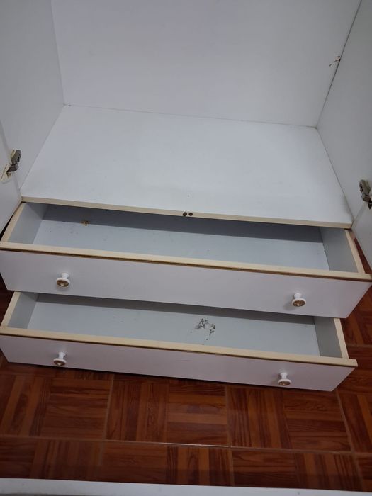 Roupeiro branco de 2 portas