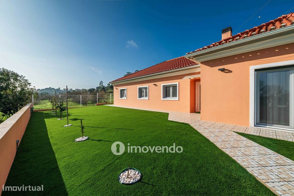 Moradia exclusiva T4, com garagem e piscina, na Arruda dos Vinhos