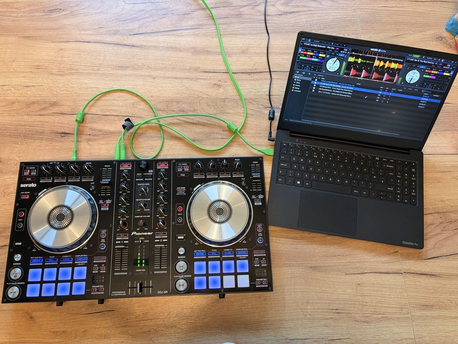 Konsola DJ Pioneer DDJ-SR + Laptop Toshiba